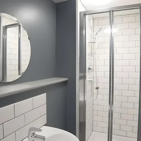 Mary Morris House Cozy Budget With Shared Washroom Leeds (West Yorkshire)