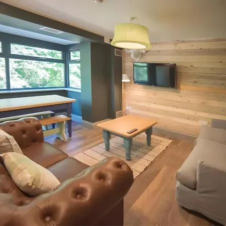 Bronze With Shared Bathroom, Centre - Mary Morris For Students And Young Professionals Apartment *