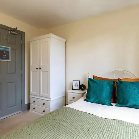 Bronze With Shared Bathroom, Centre - Mary Morris For Students And Young Professionals Apartment