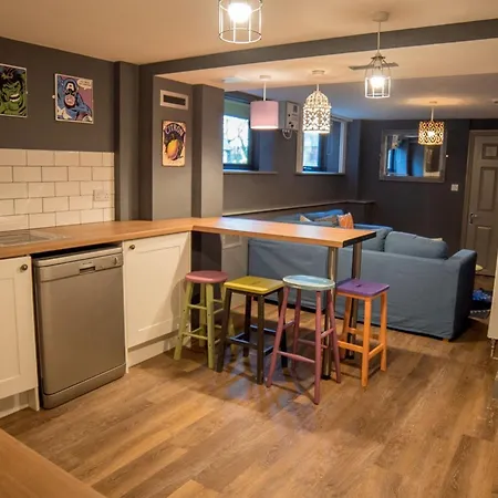 Bronze With Shared Bathroom, Centre - Mary Morris For Students And Young Professionals Apartment *