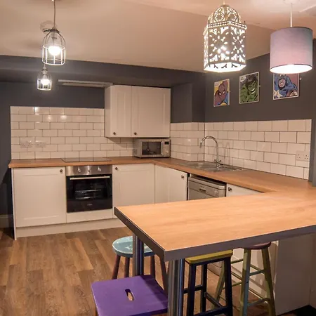 Bronze With Shared Bathroom, Centre - Mary Morris For Students And Young Professionals Apartment *