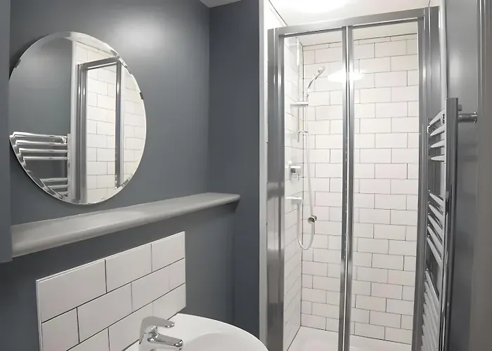 Mary Morris House Cozy Budget With Shared Washroom Leeds (West Yorkshire)