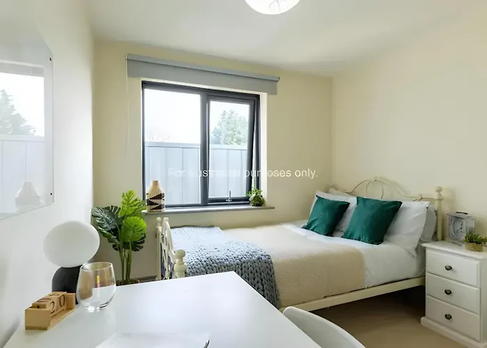 Mary Morris House Cozy Budget With Shared Washroom Leeds (West Yorkshire)